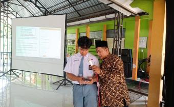 Pastikan Hak Suara Pelajar, Bawaslu Batang Edukasi Pemutakhiran Data Pemilih di SMAN 2 Batang