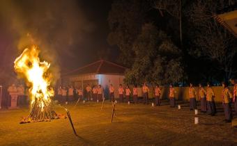 Api Unggun Kukuhkan Semangat Pengabdian Anggota Saka Adhyasta Pemilu
