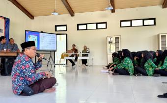 Bawaslu Kabupaten Batang Tanamkan Pendidikan Demokrasi kepada Pelajar melalui Program Bawaslu Mengajar di SMK Darussalam Subah