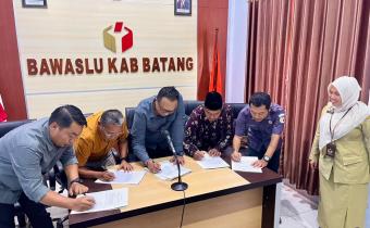 Lima Anggota Bawaslu Batang Tandatangani IKU, Teguhkan Komitmen Kinerja