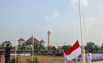Tingkatkan Semangat Kebangsaan, Ketua Bawaslu Batang Mabrur Hadiri Upacara HUT Ke-81 RI di Alun-Alun Batang