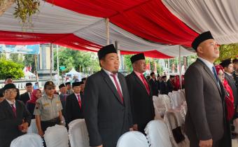 Bawaslu Batang Hadiri Upacara Penurunan Bendera Merah Putih HUT ke-81 Kemerdekaan RI