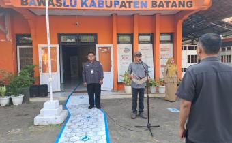 Apel Senin Pagi, Slamet Muarif Ajak Jajaran Bawaslu Batang Perkuat Budaya Literasi