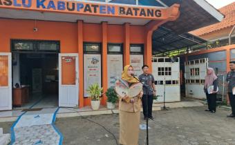 Disiplin dan Kerapihan Jadi Pesan Utama Apel Senin Bawaslu Batang