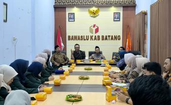 Bawaslu Batang serahkan kembali mahasiswa PPL